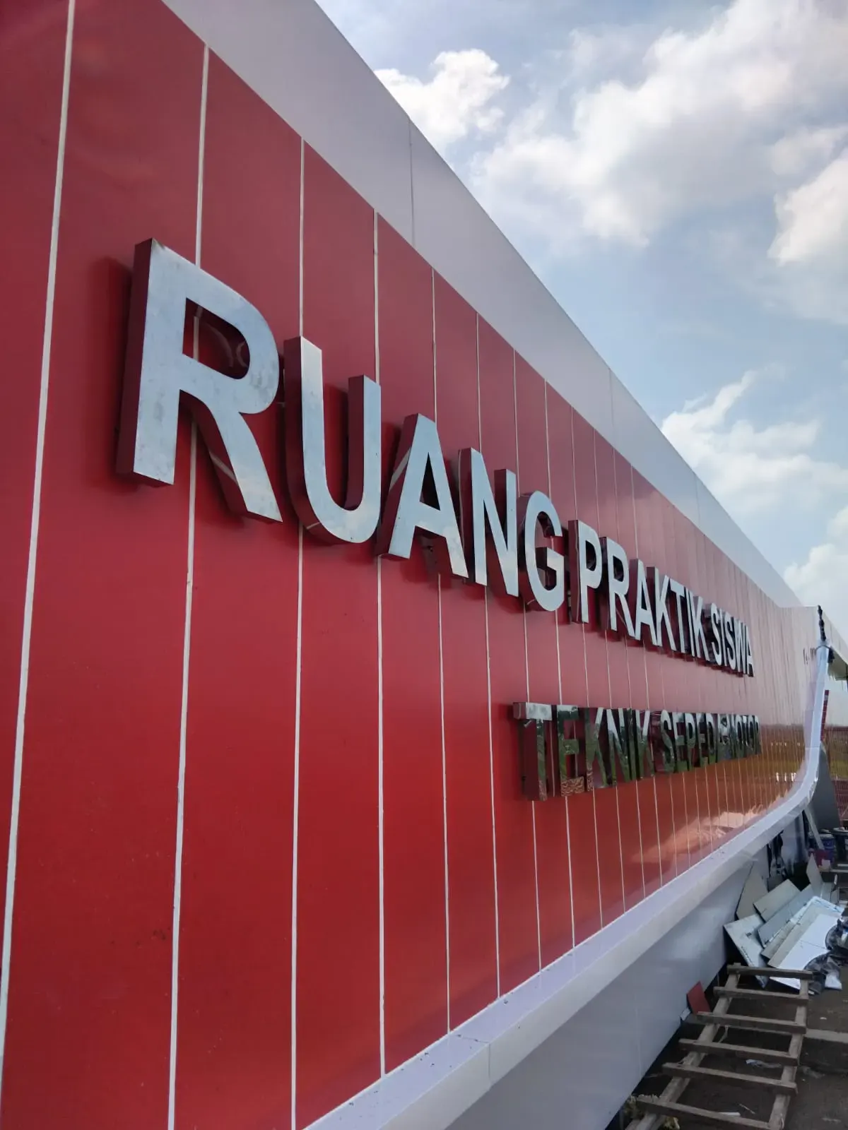 Riven Laser Slawi - Jasa pembuatan huruf timbul tegal 